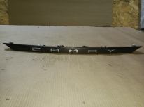 Накладка двери багажника toyota camry 70 xv70 2017-2023 задн. 