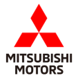 Логотип и автомобили бренда Mitsubishi на фоне склада авторазбора